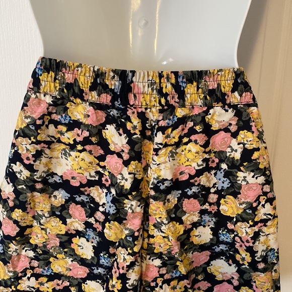 VERO MODA
Floral Print Shorts Size M
Medium - colour: Navy Blazer - Picture 2 of 5